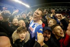 Wigan po senzačním vyřazení Manchesteru z FA Cupu slavil s fanoušky na hřišti