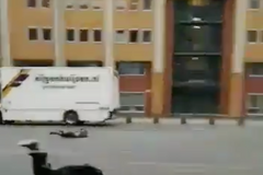 Silný orkán zasáhl Nizozemsko. Lidé létají vzduchem