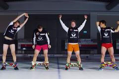 Norové v trenkách. Curlingový tým vtipně ukázal, jak si obléct kalhoty bez rukou