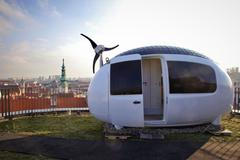 Společnost Ecocapsule představila první mikrodům. Do centra Bratislavy byl přepraven vrtulníkem