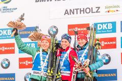 Veronika Vítková (vpravo) na stupních vítězů v Anterselvě po boku vítězné Tiril Eckhoffové, vlevo stříbrná Laura Dahlmeierová