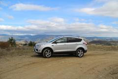 Ford Kuga 2016 zboku v horách