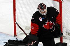 Jakub Nakládal a Ben Scrivens  v zápase Česko - Kanada na ZOH 2018