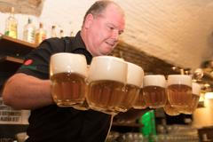 Zákaz kouření? Houfy kuřáků na ulici dávají špatný příklad dětem, neměli jsme ho zavést, říká Benda