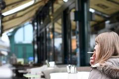 Kuřačka ve vídeňské restauraci