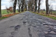 Ilustrační fotografie, silnice, výmoly, oprava, 2018