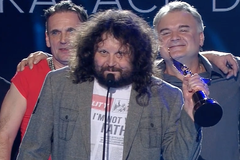 Putine, Babiši, Zemane, jste padlí andělé. Na Cenách Anděl komentoval politiku písničkář Merta