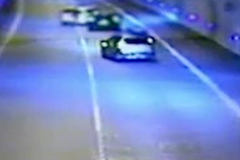 Řidič zastavil v tunelu za ním jedoucí řidičku. Poté začal obcházet její auto