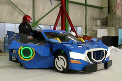 Pěkně drahá hračka. Inženýři ukázali auto, které se dokáže přeměnit v robota i s lidmi uvnitř