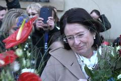 Dojatá Němcová. Lidé jí donesli květiny za odchod při Zemanově inauguraci