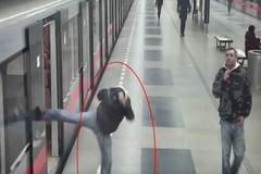 Agresivní muž kopl do okénka metra. Způsobil tak škodu za 30 tisíc