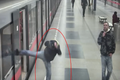 Agresivní muž kopl do okénka metra. Způsobil tak škodu za 30 tisíc