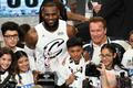 LeBron James pózuje s dětmi, cenou pro nejužitečnějšího hráče Utkání hvězd a Arnoldem Schwarzeneggerem