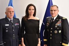 Angelina Jolie v NATO