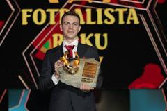 Foto: Fotbalisté vyměnili kopačky za polobotky. Darida vyfoukl Čechovi zlatou korunku