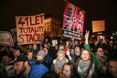 ČT nedáme, skandovali lidé v centru Prahy. Protestovali proti výrokům prezidenta Zemana o médiích