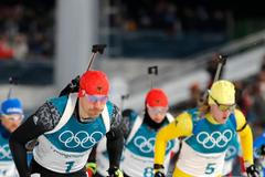 Arnd Peiffer a Sebastian Samuelsson v závode biatlonistů s hromadným startem na ZOH 2018