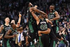 Al Horford (číslo 42) slaví se spoluhráči z Bostonu vítězný koš
