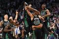 Al Horford (číslo 42) slaví se spoluhráči z Bostonu vítězný koš
