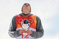 Američan Nick Goepper slaví druhé místo ve slopestylu