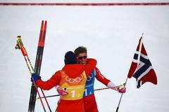 Norové Simen Hegstad Krüger a Johannes Hösflot Klaebo v cíli vítězné štafety