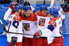 Dominik Kubalík (druhý zprava) přijímá gratulace ke gólu od spoluhráčů (zleva) Michala Jordána, Martina Erata a Jana Kováře v zápase Českso - Kanada na ZOH 2018