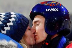 Kamil Stoch líbá manželku Ewu po závodě na velkém můstku na ZOH 2018