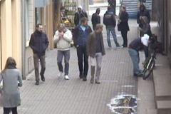 Zloděj za přihlížení kolemjdoucích násilně sundal zámek z kola a ujel s ním