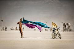 Snímky z výstavy World on fire, dokumentující kultovní festival Burning Man