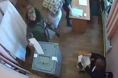 Podvody u ruských voleb: Sehraná parta komisařek nebo lístky pod kabátem