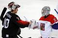 Pavel Francouz a Ben Scrivens po zápase Česko - Kanada na ZOH 2018