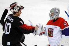 Pavel Francouz a Ben Scrivens po zápase Česko - Kanada na ZOH 2018
