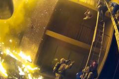 Nebezpečná záchrana. Muž hodil hasiči dítě z třetího patra hořícího domu