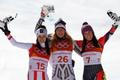 Anna Veithová, Ester Ledecká a Tina Weiratherová na stupních vítězů v super-G na ZOH 2018