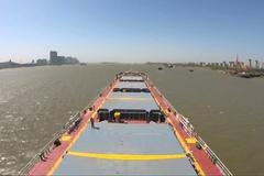 Unikátní čínská loď, která převeze tisíce tun nákladu z řeky do moře a vejde se pod most