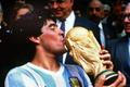 Diego Maradona s trofejí pro vítěze MS 1986