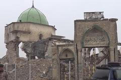 Nevybuchlá munice a mrtvá těla pod sutinami. Mosul je stále v troskách