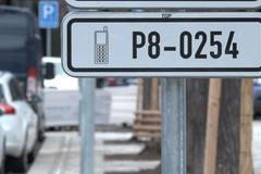 Na modré v Praze může zaparkovat každý. Zásady parkování v metropoli