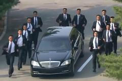 Běžící ochranka doprovázela Kimovu limuzínu při přesunech severokorejského vůdce na summitu