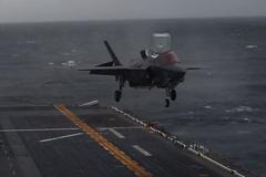 Stíhačka F-35B nepotřebuje přistávací dráhu. Na letadlové lodi "zaparkuje" i svisle