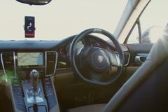 Chytrý telefon namísto řidiče. Huawei testuje přístroj, který řídí automobil