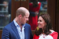 Vévodkyni Kate pustili z porodnice. Nadšeným Londýňanům i novinářům ukázala potomka