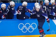 Americký hokejista Ryan Donato (16) slaví gól proti Slovensku na ZOH 2018