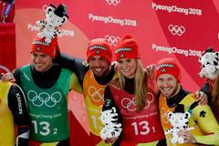Němečtí sáňkaři Natalie Geisenbergerová, Johannes Ludwig, Tobias Wendl a Tobias Arlt slaví zlato v týmové štafetě za ZOH 2018