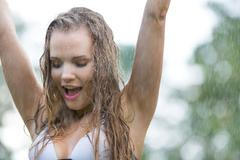 Letní teploty jsou zpět. Kde je přeruší bouřky, prozradí předpověď