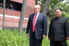 Kim Čong-un a Donald Trump na historickém summitu v Singapuru.