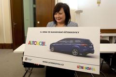 Ministryně financí předává cenu v účtenkové loterii