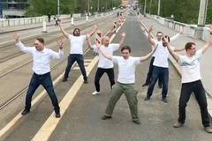 Haka na Libeňském mostě. Takhle skupina aktivistů protestovala proti jeho demolici