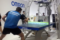 Stolní tenista Dimitrij Ovtcharov se utkal s robotem firmy Omron