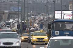 Protestující taxikáři vyjeli do ulic i druhý den